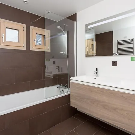 De L'ours - Year * Σαμονί